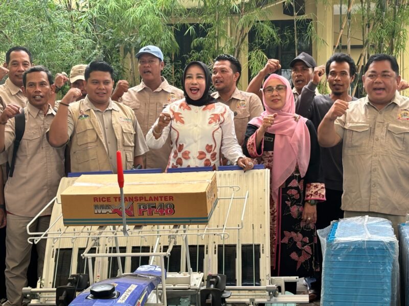 TargetNews.id/Foto/kamis 18 Des 2025 Wakil Bupati Sidoarjo, Hj. Mimik Idayana, menyerahkan bantuan alat dan mesin pertanian (alsintan) kepada kelompok tani di Kabupaten Sidoarjo yang digelar di Kantor Dinas Pangan dan Pertanian (Dispanperta) Kabupaten Sidoarjo, Kamis (18/12/2025).