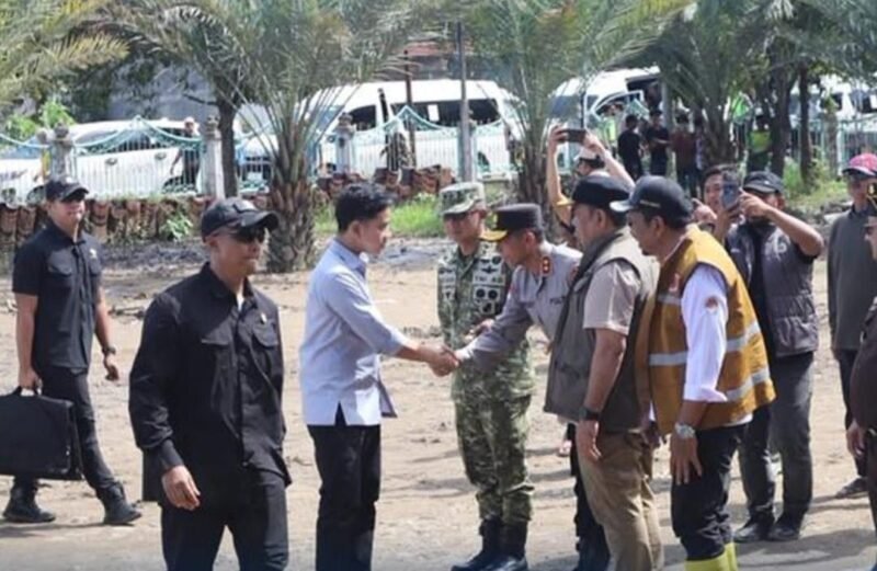 TargetNews.ID/Foto/Kapolda Aceh Irjen Pol. Drs. Marzuki Ali Basyah mendampingi Wakil Presiden Republik Indonesia, Gibran Rakabuming Raka, dalam kunjungan kerja meninjau wilayah terdampak banjir bandang di sejumlah titik di Kabupaten Pidie Jaya, Rabu (17/12/2025).