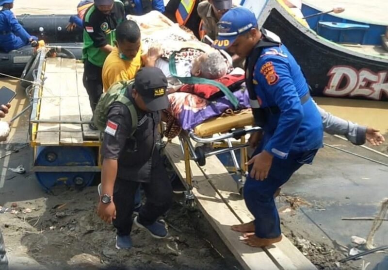 TargetNews.ID/Foto/Terputusnya Jembatan Kuta Blang akibat banjir di Sungai Krueng Tingkeum, Kecamatan Kuta Blang, Kabupaten Bireuen, tidak menghalangi upaya penyelamatan kemanusiaan. Tim SAR Satuan Polisi Air dan Udara (Sat Pol Airud) Polres Lhokseumawe bersama personel Direktorat Polairud Polda Aceh turun langsung mengevakuasi serta menyeberangkan pasien sakit dengan kondisi urgensi dan jenazah, Rabu (17/12/2025).