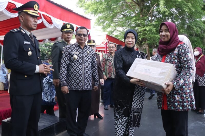 TargetNews.id/Foto/Pemerintah Kabupaten (Pemkab) Brebes menyelenggarakan Upacara Peringatan Hari Bela Negara (HBN) ke 77 sekaligus Peringatan Hari Ibu ke 97 Tingkat Kabupaten Brebes Tahun 2025. Bertindak sebagai Inspektur Upacara Ketua Pengadilan Negeri Brebes Erica Mardaleni SH M.H, di Alun-alun Brebes, Jumat (19/12/2025).
