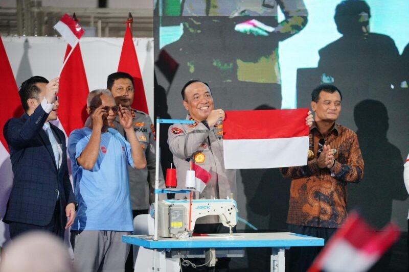 TargetNews.ID/Foto/Wakil Kepala Kepolisian Negara Republik Indonesia (Wakapolri) Komjen Pol Prof. Dr. Dedi Prasetyo mewakili Kapolri meresmikan kembali operasional pabrik garmen PT Wonghang Bersaudara bersama Akarsa Garmen Indonesia di Kabupaten Pemalang, Jawa Tengah, Kamis