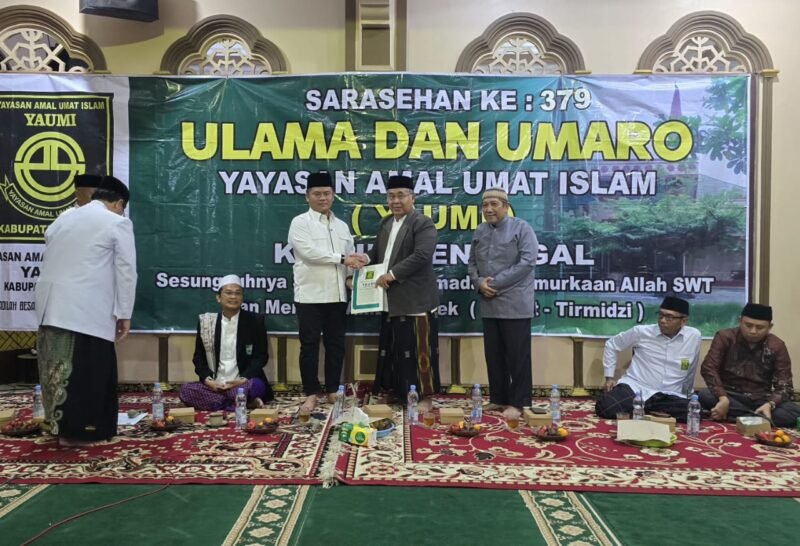 TargetNews.id/Foto/Bupati Tegal H. Ischak Maulana Rohman menghadiri Sarasehan ke-380 Yayasan Amal Umat Islam (YAUMI) yang digelar di Masjid Attaqwa, Desa Suniarsih, Kecamatan Bojong, pada Kamis, (18/12/2025).