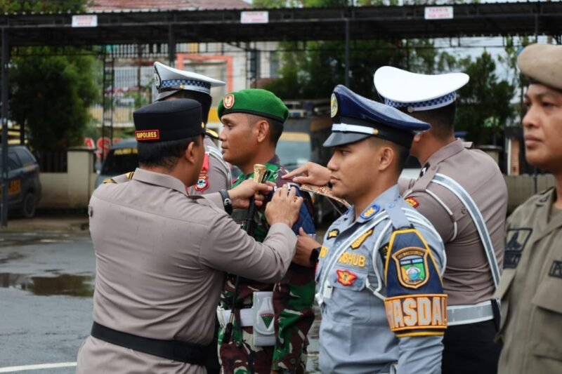 Personel Kodim 1009/TLA Mengikuti Apel Gelar Pasukan Pengamanan Natal dan Tahun Baru Di Polres Tanah Laut