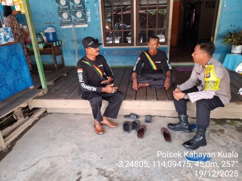 Foto: Personil Polsek Kahayan kuala, Polres Pulang Pisau Polda Kalteng, menghimbau agar warga masyarakat dapat membantu Polri dalam hal menjaga Kamtibmas di kecamatan Kahayan kuala Kabupaten Pulang Pisau Provinsi Kalimantan Tengah, Jum'at (19/12/2025).