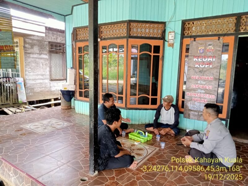Foto: Personel Polsek Kahayan Kuala, Polres Pulang Pisau, Polda Kalteng laksanakan kegiatan Sosialisasi Kedai Kopi Kepada Masyarakat Desa Bahaur hilir Kec.Kahayan Kuala, Kabupaten Pulang Pisau, Kalteng, Jumat, 19/12/2025 (Pagi). Jam 09.00 Wib
