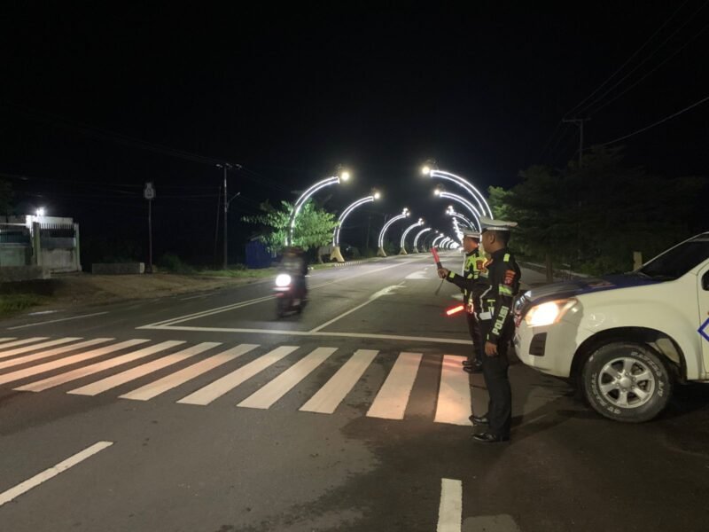 Foto: Satuan Lalu Lintas - Personel Satlantas Polres Pulang Pisau terus meningkatkan intensitas patroli malam sebagai langkah preventif dalam menjaga keamanan dan ketertiban masyarakat. Patroli ini dilaksanakan secara berkelanjutan di seluruh wilayah hukum Polres Pulang Pisau guna memastikan masyarakat dapat beraktivitas dengan aman serta terhindar dari berbagai potensi gangguan kamtibmas, Kamis, 18 Desember 2025.