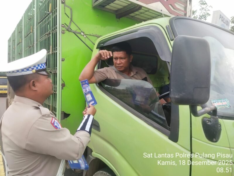 Foto: Satuan Lalu Lintas - Untuk meningkatkan kesadaran dan kedisiplinan masyarakat,personil Satlantas Polres Pulang Pisau turun langsung membagikan brosur himbauan Keamanan Keselamatan Ketertiban dan kelancaran Lalulintas (Kamseltibcarlantas) kepada pengendara. Kamis (18/12).
