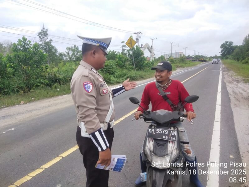 Foto: Satuan Lalu Lintas - Dalam rangka menciptakan situasi lalu lintas yang aman, tertib, dan lancar, Satuan Lalu Lintas (Sat Lantas) Polres Pulang Pisau memberikan teguran langsung kepada para pengendara yang kedapatan melakukan pelanggaran ringan di jalan raya, Kamis (18/12/2025).