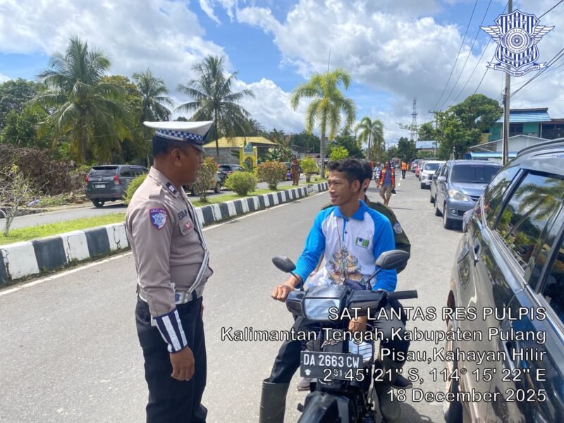 Foto: Satuan Lalu Lintas - Dalam rangka meningkatkan kesadaran masyarakat terhadap pentingnya keselamatan berlalu lintas, personel Satuan Lalu Lintas Polres Pulang Pisau Polda Kalimantan Tengah memberikan teguran secara humanis kepada pengendara sepeda motor yang tidak menggunakan helm standar (SNI) saat berkendara di jalan raya. Kamis, 18 Desember 2025