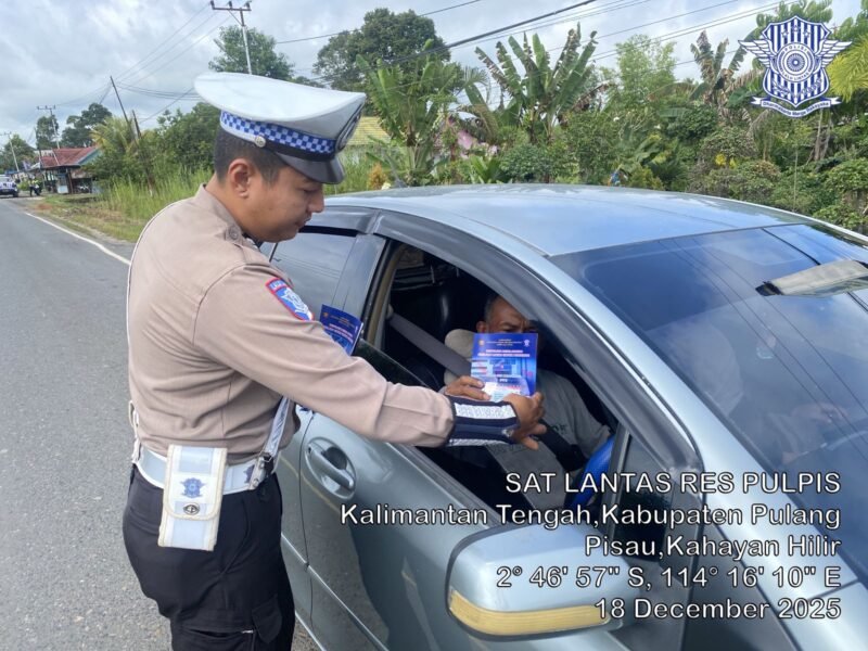 Foto: Satuan Lalu Lintas – Satlantas Polres Pulang Pisau membagikan brosur terhadap pengendara yang melintas di jalan raya, Kamis (18/12/2025) pukul 09.00 WIB