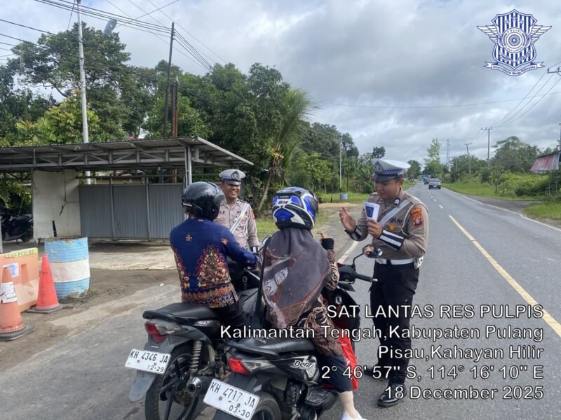 Foto: Satuan Lalu Lintas - Personel Satlantas Polres Pulang Pisau gencar selalu mengingatkan pengendara sepeda motor yang terlihat sedang melintas terkait keselamatan dalam berlalu lintas, Kamis (18/12/2025) pagi pukul 07.30 Wib.