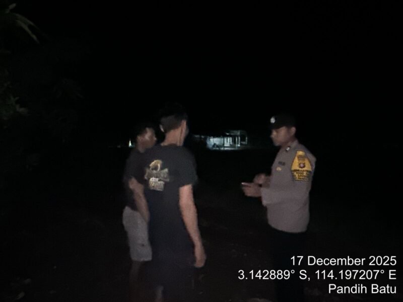 Foto: Dalam rangka meningkatkan keamanan dan ketertiban masyarakat, Bhabinkamtibmas Polsek Pandih Batu melaksanakan kegiatan pengecekan Pos Keamanan Lingkungan (Pos Kamling) yang berlokasi di RT.03 Desa Dandang Kec.Pandih Batu, Kab. Pulang Pisau, Rabu ,( 17 Desember 2025).malam