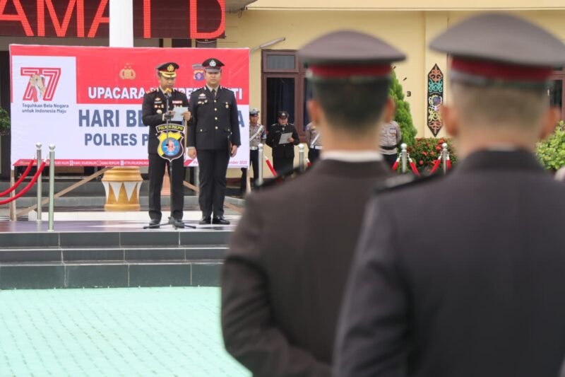 Foto: Kepolisian Resor (Polres) Pulang Pisau menggelar apel khidmat dalam rangka memperingati Hari Bela Negara tahun 2025. Mengusung tema “Teguhkan Bela Negara untuk Indonesia Maju”, kegiatan ini dipimpin langsung oleh Kapolres Pulang Pisau, AKBP Iqbal Sengaji, S.I.K., M.Si., di halaman Mapolres, Jumat (19/12/2025) pagi