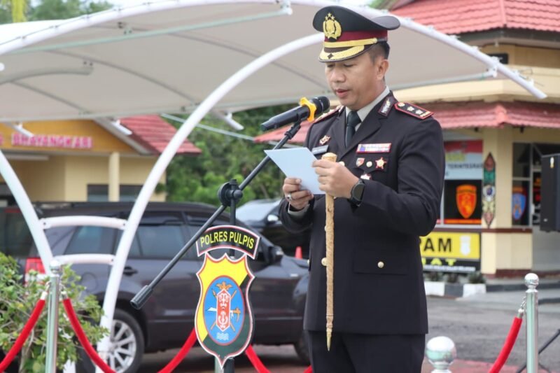 Foto: Peringatan Hari Bela Negara 2025 menjadi momentum penting bagi jajaran Kepolisian Resor (Polres) Pulang Pisau untuk memperkuat komitmen pengabdian kepada masyarakat. Hal tersebut ditegaskan langsung oleh Kapolres Pulang Pisau, AKBP Iqbal Sengaji, S.I.K., M.Si., saat memimpin apel peringatan Hari Bela Negara di halaman Mapolres Pulang Pisau, Jumat (19/12/2025) pagi.