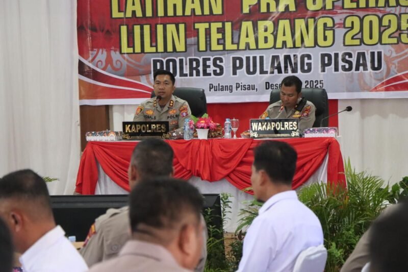 Foto: Dalam rangka mengamankan perayaan Natal 2025 dan Tahun Baru 2026 (Nataru), Kepolisian Resor (Polres) Pulang Pisau menggelar Latihan Pra Operasi (Latpraops) Lilin Telabang 2025. Kegiatan tersebut dipimpin langsung oleh Kapolres Pulang Pisau, AKBP Iqbal Sengaji, S.I.K., M.Si., dan berlangsung di Aula Satya Haprabu Polres Pulang Pisau, Jumat (19/12/2025) pagi