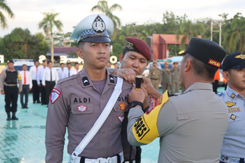 Foto: Kepolisian Resor (Polres) Pulang Pisau resmi memulai Operasi Kepolisian Terpusat “Lilin Telabang 2025”. Dimulainya operasi ditandai dengan Apel Gelar Pasukan yang berlangsung di Lapangan Apel Mapolres Pulang Pisau, Jumat (19/12/2025).