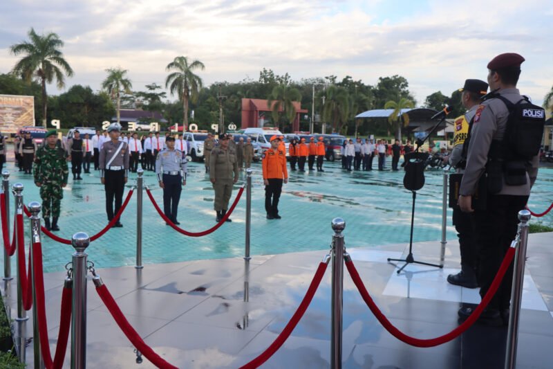 Foto: Kepolisian Resor (Polres) Pulang Pisau resmi menggelar Apel Gelar Pasukan Operasi Kepolisian Terpusat “Lilin Telabang 2025” dalam rangka pengamanan perayaan Natal 2025 dan Tahun Baru 2026. Kegiatan ini berlangsung di Lapangan Apel Mapolres Pulang Pisau, Jumat (19/12/2025).
