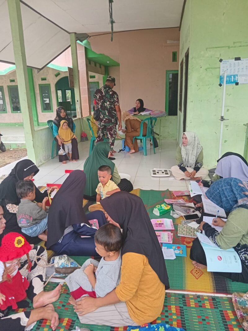Babinsa Koramil 1009-04/Takisung Kodim 1009/Tanah Laut Pantau Pelaksanaan Posyandu di Desa Takisung