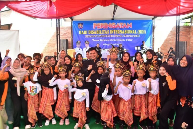 TargetNews.id/Foto/Disabilitas adalah anak atau orang yang mempunyai kebutuhan khusus dan mereka mempunyai hak yang sama untuk hidup seperti orang lain pada umumnya. Berrtempat di Sentra Kreasi Tenggrinas lingkungan Dinas Sosial kabupaten Tegal berlangsung Peringatan Hari Disabilitas Internasional (HDI) tingkat kabupaten dengan tema