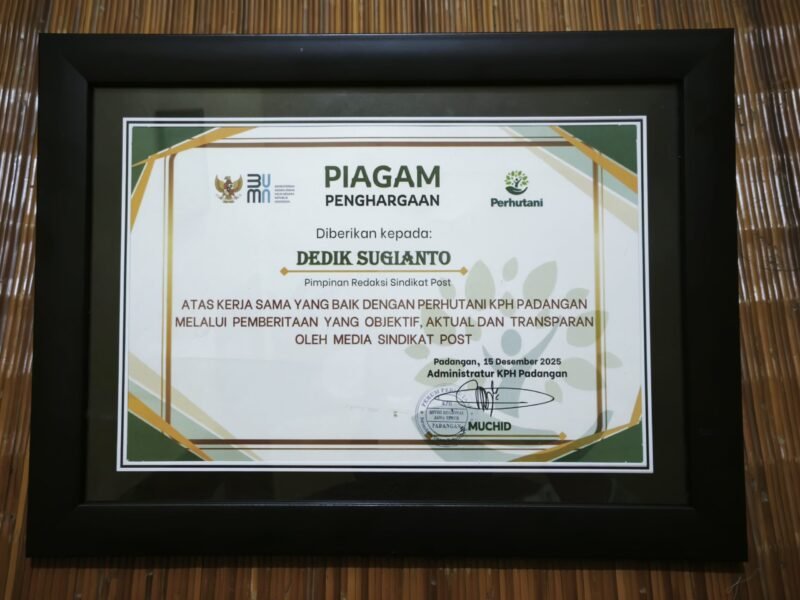 TargetNews.ID/Foto/Sebagai bentuk apresiasi atas dedikasi dalam menyampaikan informasi publik yang akurat, Perhutani Kesatuan Pemangkuan Hutan (KPH) Padangan memberikan Piagam Penghargaan kepada Pimpinan Redaksi (Pimred) Sindikat Post, Dedik Sugianto