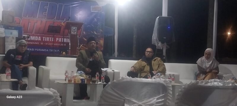 TargetNews.id/Foto/Perumda Tirta Patriot Kota Bekasi menggelar kegiatan Media Gathering bersama ratusan insan pers dari berbagai platform, baik media cetak, online, maupun elektronik serta Organisasi Jurnalis seperti IWO-Indonesia dan PWI. Kegiatan ini dilaksanakan di Cikole Forest Estate Tourism, Lembang, Bandung pada Kamis-Jum'at, 18-19 Desember 2025.