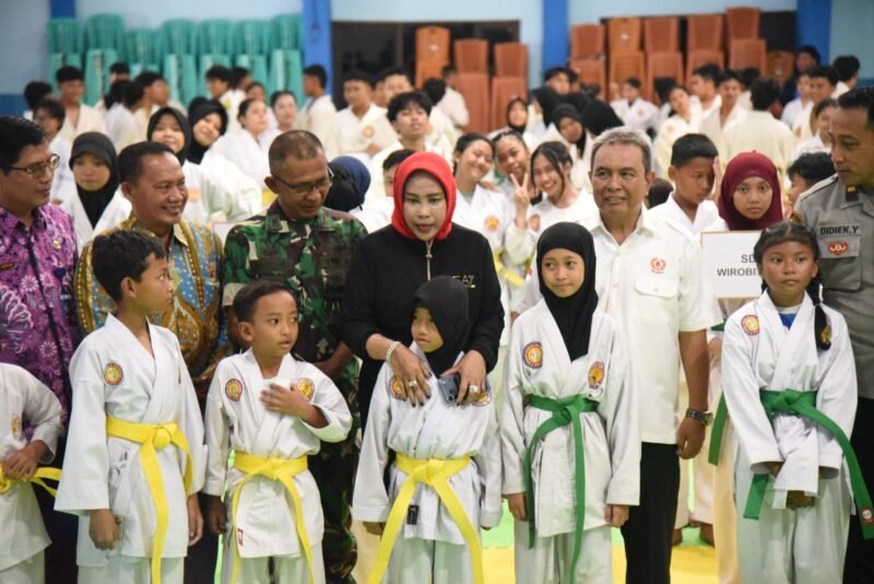 TargetNews.id/Foto/Kejurkab Jujitsu Piala KONI Kabupaten Sidoarjo 2025 resmi dibuka Wakil Bupati Sidoarjo Hj. Mimik Idayana di Aula SMP Negeri 2 Sidoarjo, Sabtu, (20/12). Terdapat 142 atlet Jujitsu