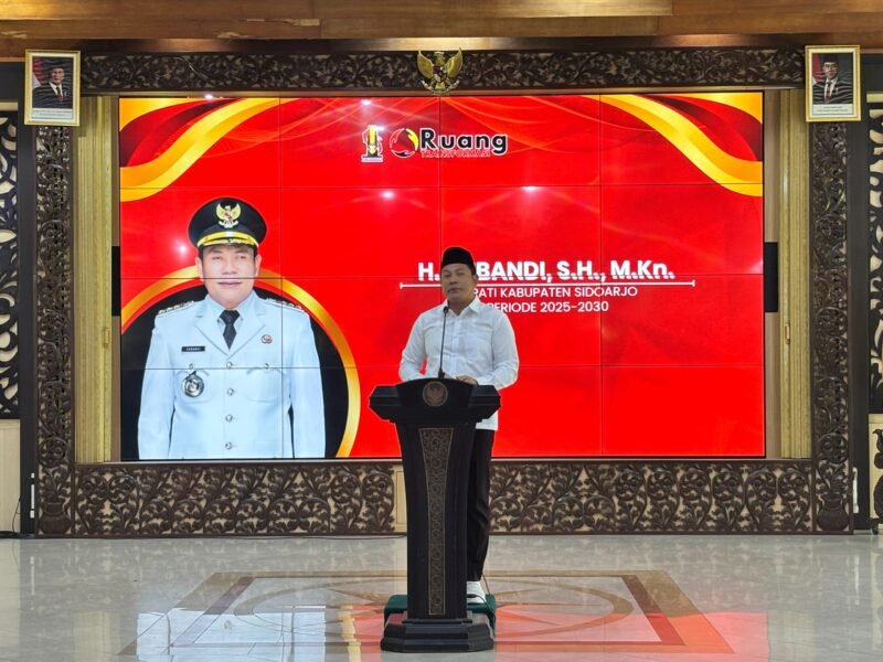 TargetNews.id/Foto/Pelantikan Pimpinan Cabang Ikatan Mahasiswa Muhammadiyah (PC IMM) Kabupaten Sidoarjo dihadiri langsung oleh Bupati Sidoarjo H. Subandi pada hari Sabtu (20/12/2025) di Pendopo Delta Wibawa. Dengan mengusung tema: “Revitalisasi IMM untuk Sidoarjo Berkelanjutan”.