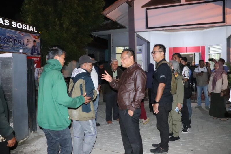 TargetNews.ID/Foto/disambut langsung Sekretaris Daerah (Sekda) Brebes Dr. Tahroni M.Pd, didampingi Plt Kepala Dinas Sosial Edy Kusmartono dan sejumlah pejabat lainnya, di Kantor Dinas Sosial setempat, Sabtu (20/12/2025) malam.