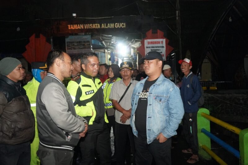 TargetNews.id/Foto/Bupati Tegal H. Ischak Maulana Rohman meninjau langsung Objek Wisata Guci, Kecamatan Bumijawa, Sabtu malam 20/12/2025) menyusul beredarnya video banjir di kawasan hulu Sungai Gung yang sempat menimbulkan kekhawatiran masyarakat dan wisatawan