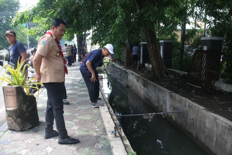 TargetNews.id/Foto/Bupati Sidoarjo H.Subandi SH. M.Kn melakukan sidak ke ruang IGD RSUD. R.T Notopuro akibat guyuran hujan sore kemarin dengan intensitas lumayan deras yang membuat area IGD RS.R.T Notopuro tergenang banjir hingga masuk keruangan pelayanan.
