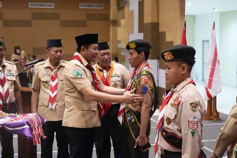 TargetNews.id Minggu/Foto/Bupati Sidoarjo selaku Ketua Majelis Pembimbing Cabang (Kamabicab) Gerakan Pramuka Kabupaten Sidoarjo, H. Subandi, melaksanakan pelantikan Pramuka Garuda Tahun 2025 di Mall Pelayanan Publik (MPP) Sidoarjo, Minggu (21/12/2025).