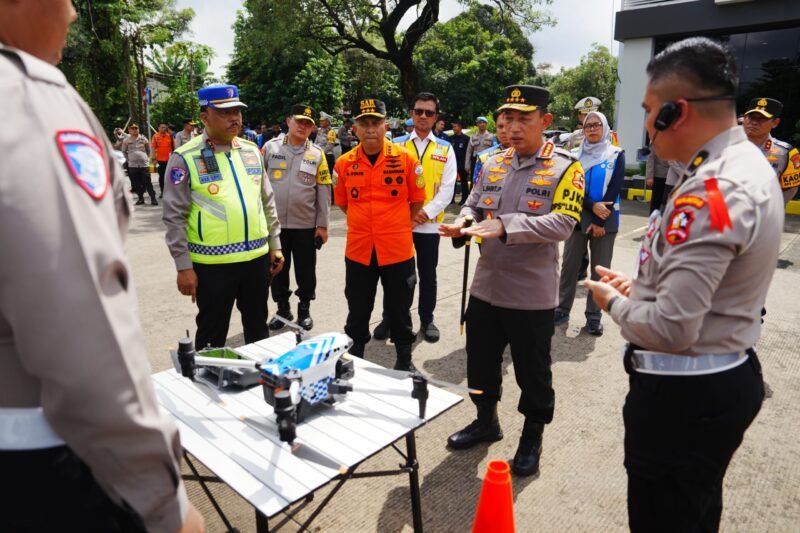 Foto: Kapolri Tinjau Pos Command Center, Pastikan Arus Mudik Berjalan Aman dan Nyaman