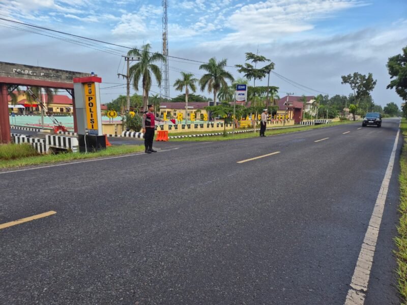 Personel Satlantas Polres Pulang Pisau Laksanakan Pengaturan Lalu Lintas Pagi di Depan Mako untuk Ciptakan Kamseltibcarlantas