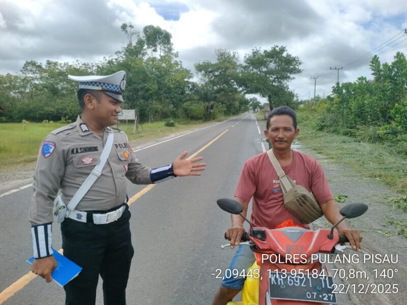 Tidak Memakai Helm, Dengan Cara Humanis Polisi Berikan Teguran