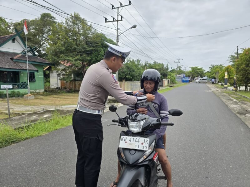 Personel Satlantas Polres Pulang Pisau Bantu