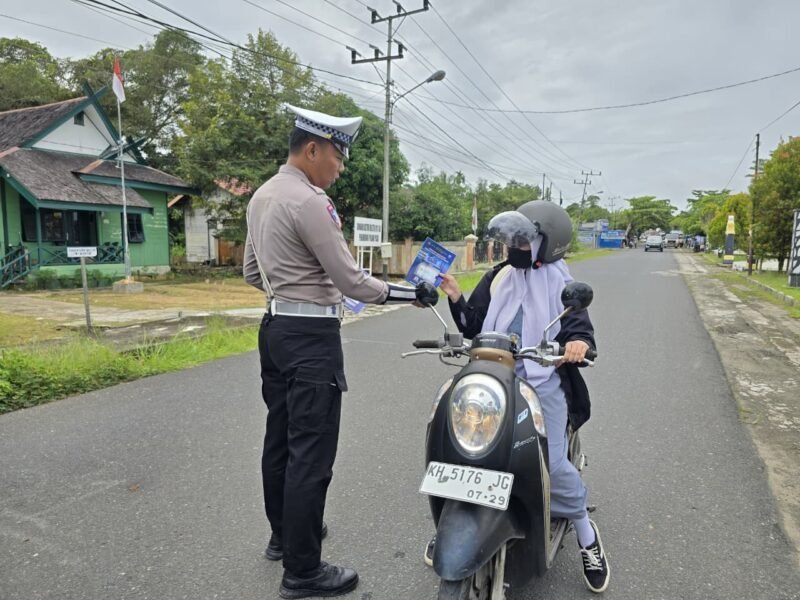 Satlantas Polres Pulang Pisau Bagikan Brosur Kamseltibcarlantas kepada Pengendara