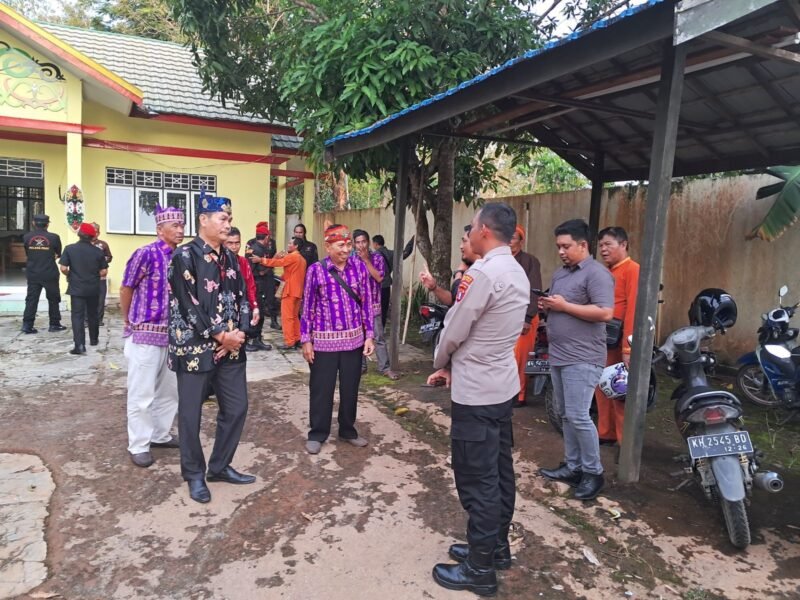 PERSONIL SATBINMAS MELAKSANAKAN SAMBANG KEPADA TOKOH ADAT DI KELURAHAN PULANG PISAU