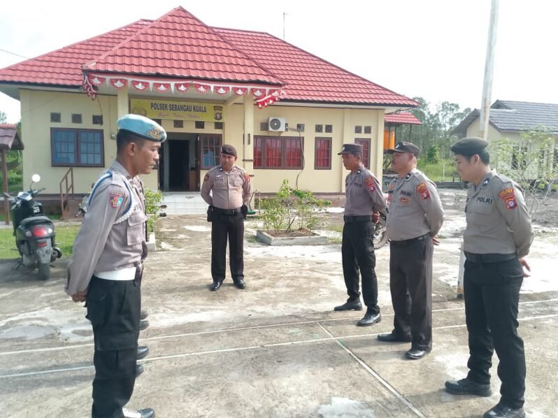 Personil polsek sebangau kuala melaksanakan serah terima piket penjagaan mako polsek sebangau kuala