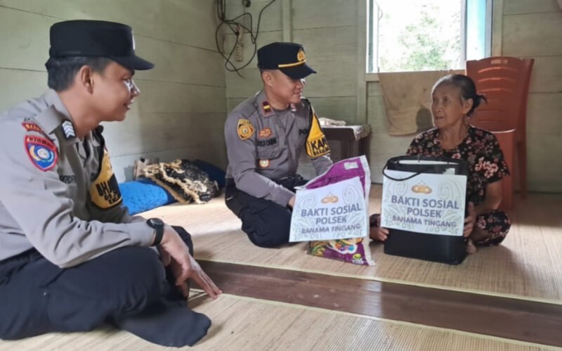 Perkuat Kepedulian Sosial, Kapolsek Banama Tingang Salurkan Bantuan ke Warga Lansia