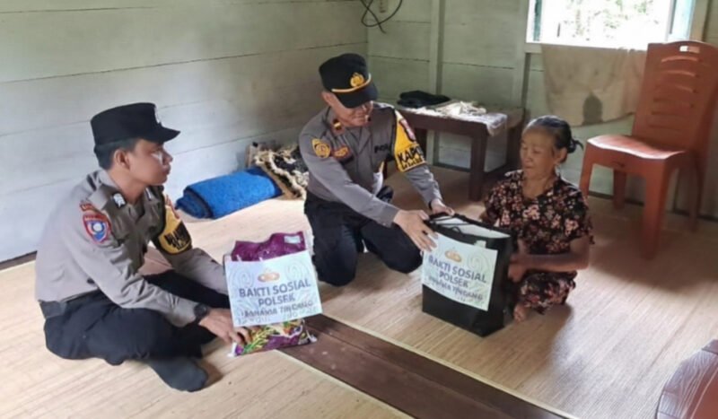 Sapa Warga Desa Goha, Kapolsek Banama Tingang Perkuat Hubungan Sosial Lewat Penyaluran Bansos