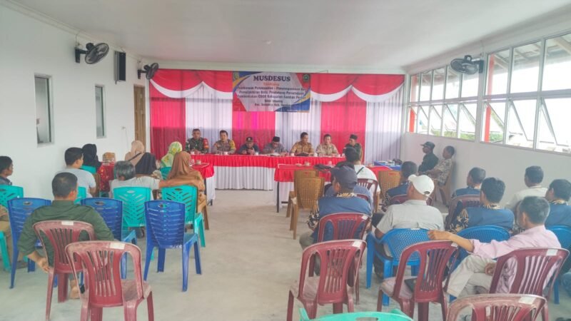 Babinsa Koramil 05/Pemangkat Hadiri Musdes Penyesuaian, Penyempurnaan dan Pemutakhiran Data Desa Seburing