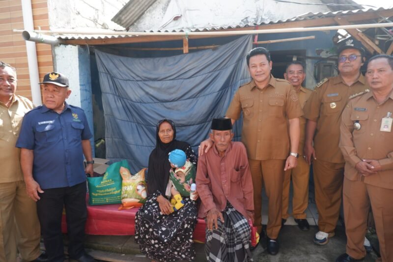 Foto: Pemkab Sidoarjo Segera Renovasi Rumah Kakek Pencari Rongsokan