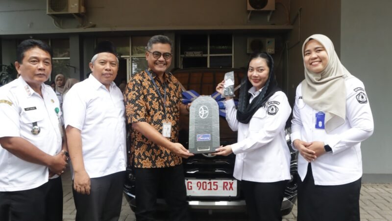 Foto: Bapenda Brebes Terima Mobil Operasional, Bupati Dorong Tingkatkan Pendapatan