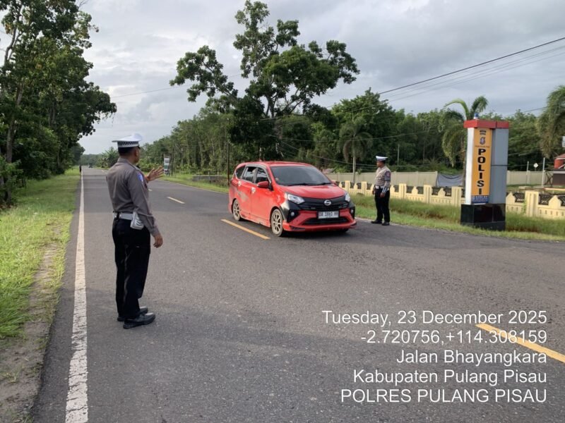 Personel Satlantas Polres Pulang Pisau Laksanakan Pengaturan Lalu Lintas Pagi di Depan Mako untuk Kelancaran Arus Kendaraan