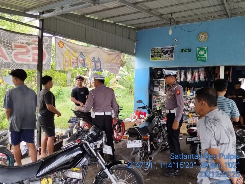 “Satlantas Polres Pulang Pisau Laksanakan ‘Polantas Menyapa’ di Bengkel Sepeda Motor”