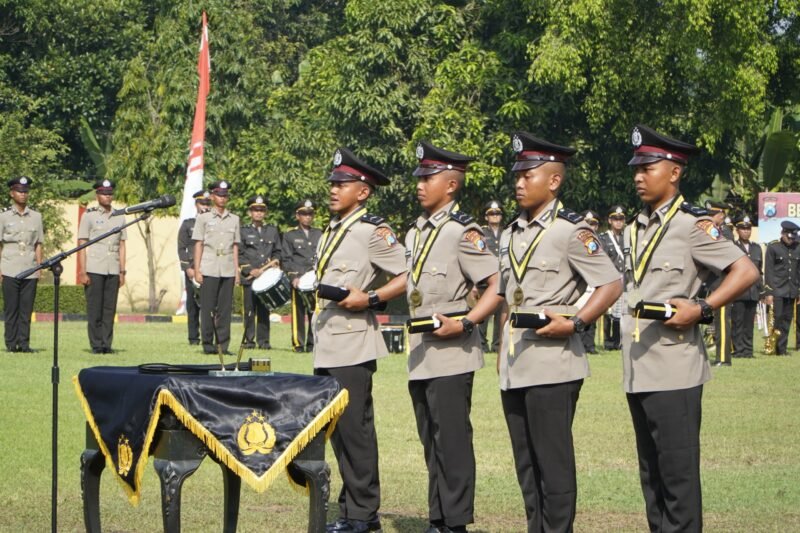 Foto: Anak Petani hingga Montir Jadi Lulusan Terbaik Bintara Remaja SPN Polda Jatim