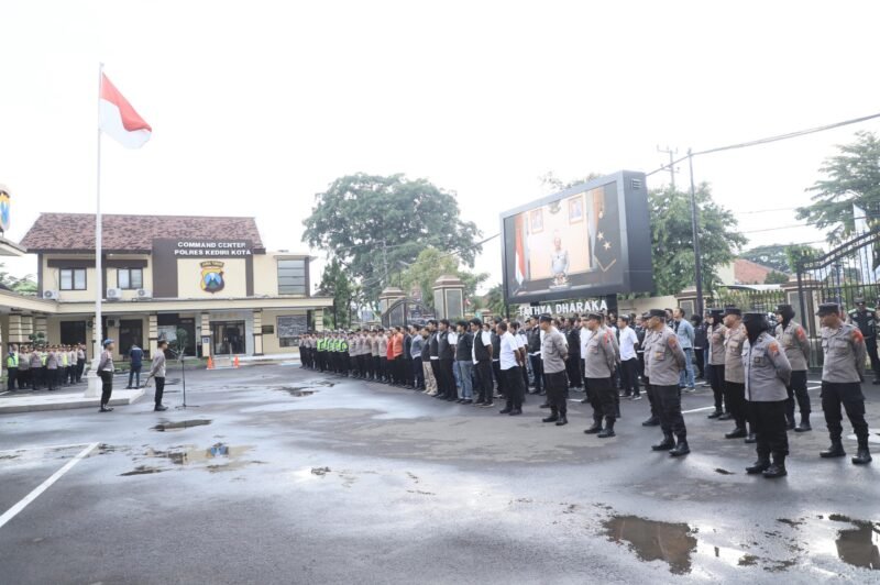 Foto: Kapolres Kediri Kota Pimpin Apel Siaga Natal 2025 dan Tahun Baru 2026, Pastikan Keamanan Warga