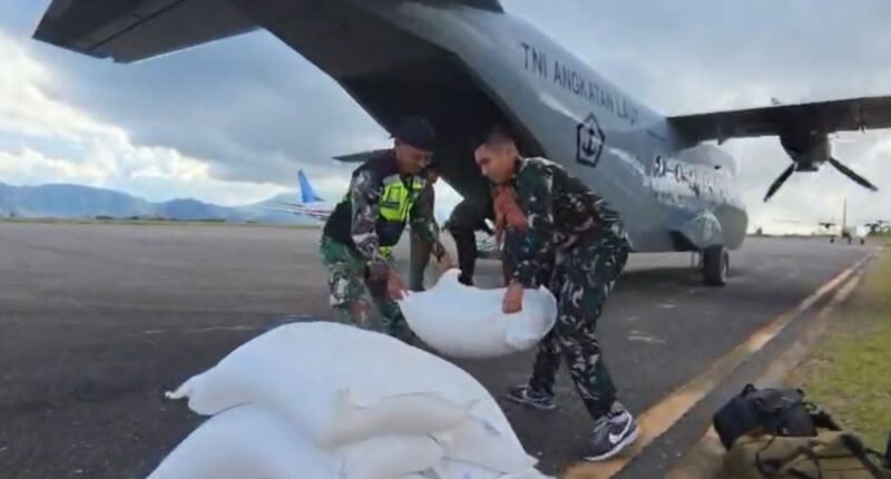 Foto: TNI AL Dukung Penanganan Bencana Alam Melalui Distribusi Logistik Udara di Aceh