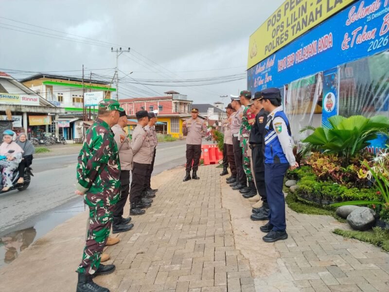 Personel Kodim 1009/Tanah Laut Laksanakan PAM Nataru di Pos Pelayanan Simpang Bentok