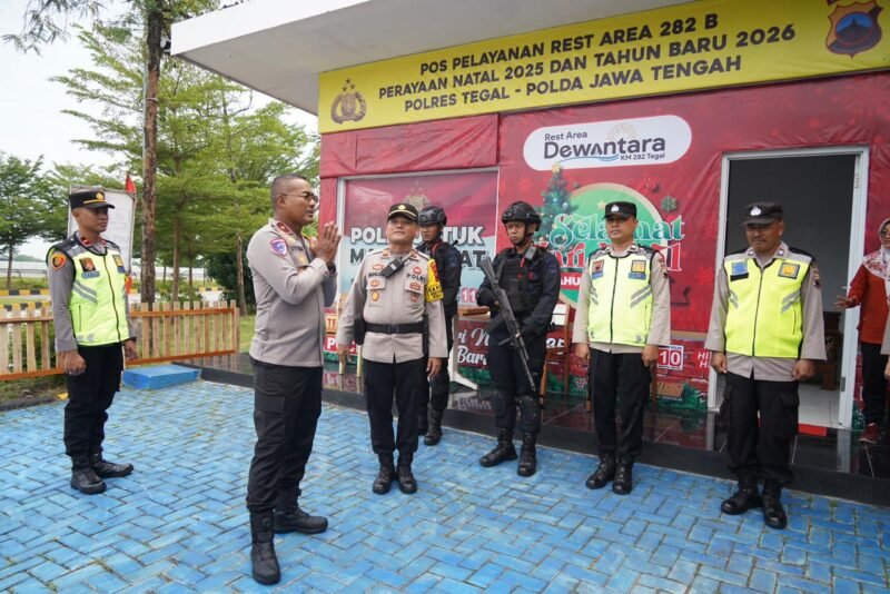 Foto: Wakapolda Jateng Tinjau Pospam Jalur Pantura, Pastikan Pelayanan Humanis dan Arus Nataru Aman Terkendali